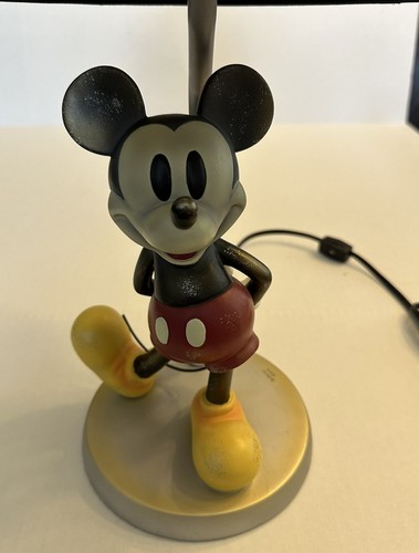 Mickey mouse classic pose - mouse, desk